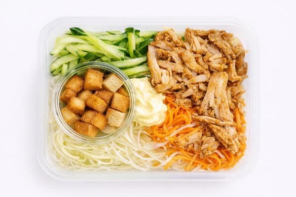 Салат закусочный из курицы и овощей с сухариками