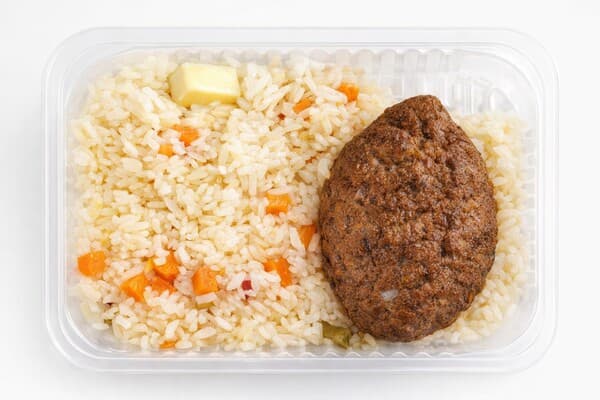 Зраза рубленая с яйцом с рисом отварным и овощами