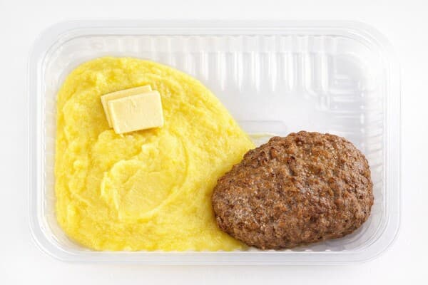 Зраза рубленая с яйцом с картофельным пюре