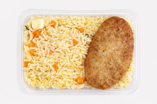 Котлета куриная с рисом отварным и овощами