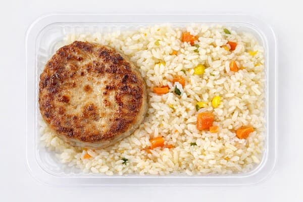 Котлета рыбная с рисом отварным и овощами
