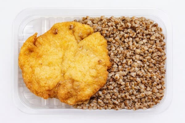 Отбивная куриная в кляре с кашей гречневой