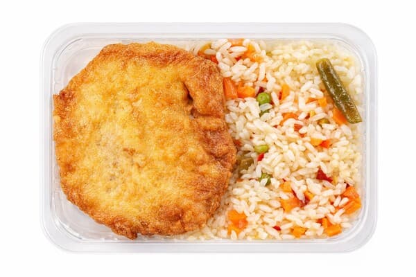 Отбивная куриная в кляре с рисом отварным и овощами