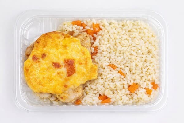 Отбивная куриная «Особенная» с рисом отварным и овощами