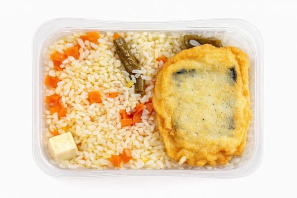 Рыба жареная в кляре с рисом отварным и овощами
