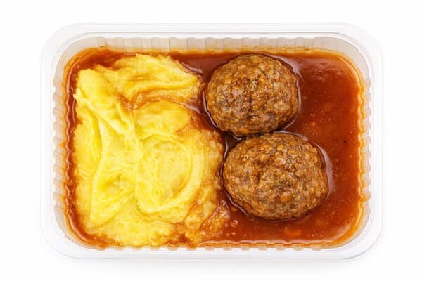 Тефтели с рисом с картофельным пюре и томатным соусом
