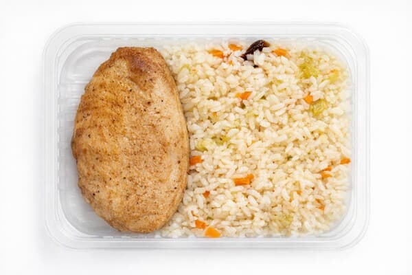 Филе куриное гриль с рисом отварным и овощами