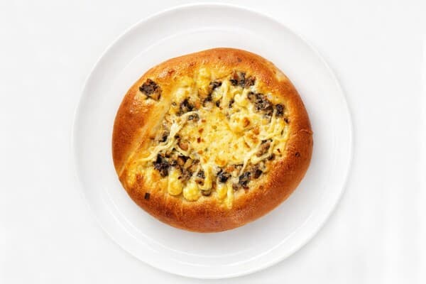 Открытый пирог с куриным жульеном и грибами