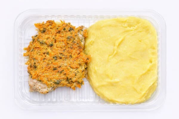 Свинина под овощами с картофельным пюре