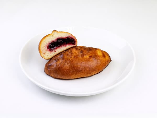 Пирожок печёный с вишней
