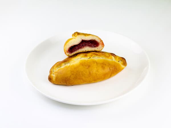 Пирожок печёный с клубникой
